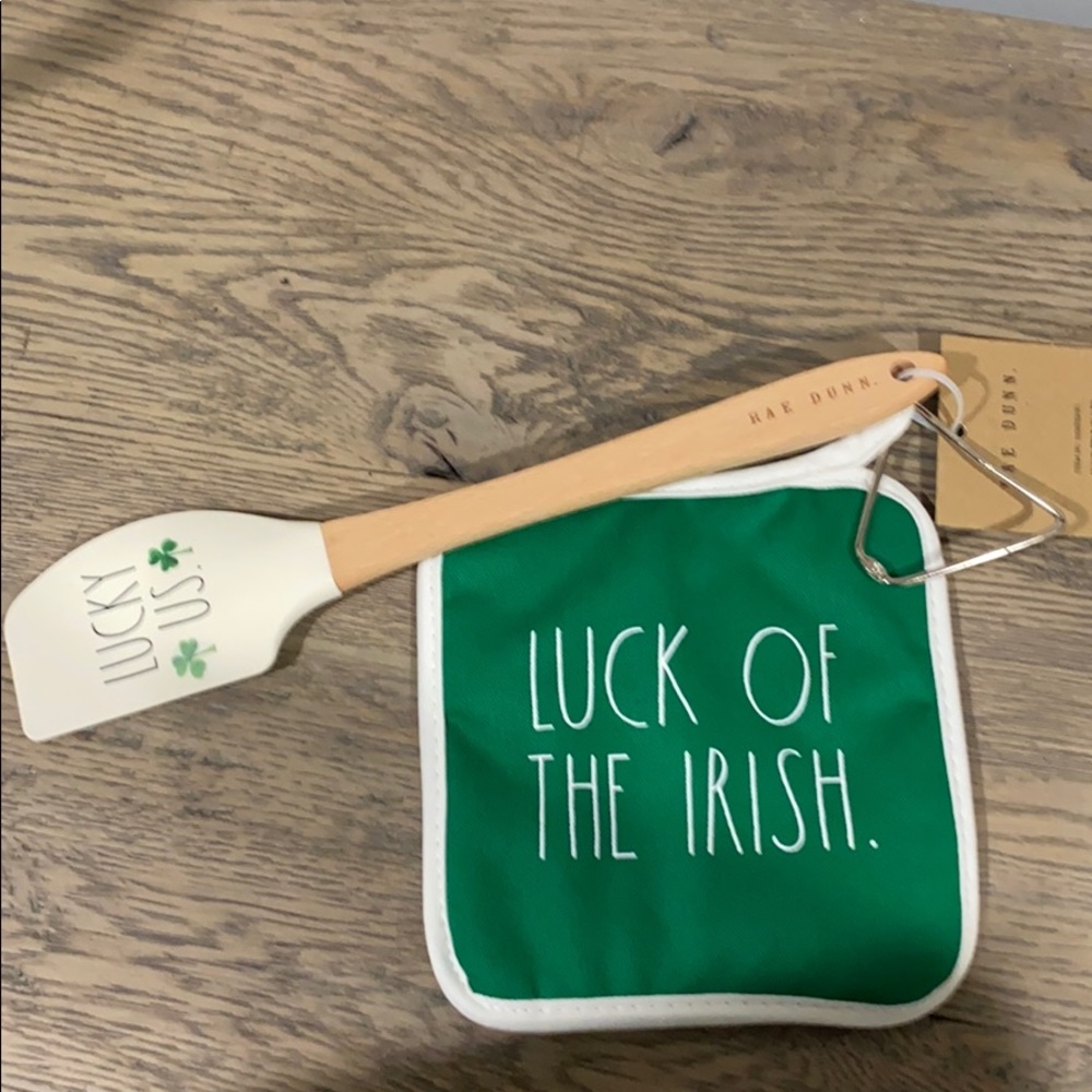 RAE DUNN LUCK OF THE IRISH HOT PLATE AND SPATULA